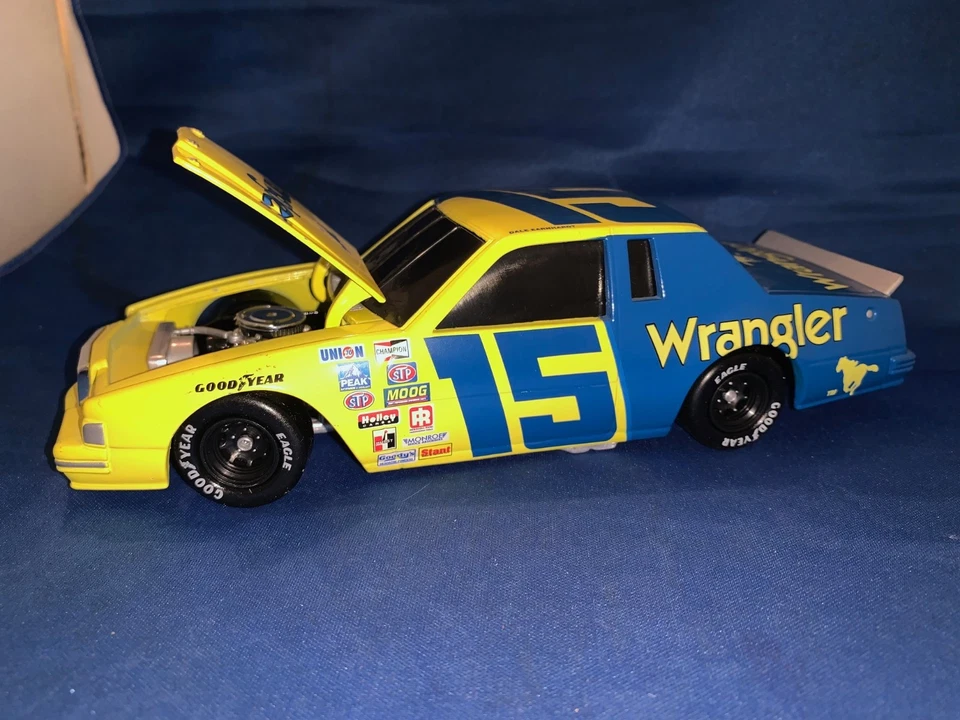 NASCAR DIECAST ESCALA 1:24 #15 DALE WANHARDT WRANGLER LE 1982 en caja original Foto 3 de 4
