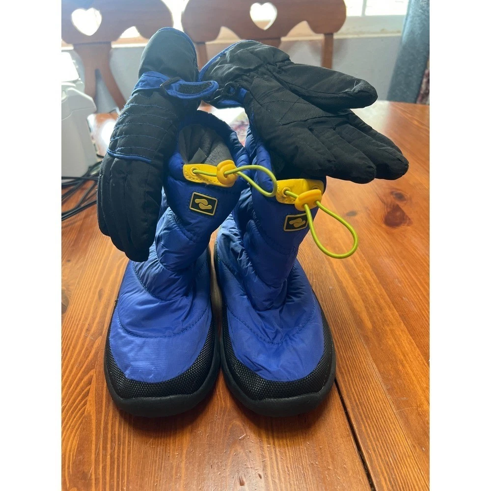 Royal Blue Puffer Snow Boots 5 and Insulated Winter Gloves 8/10 Set Kids