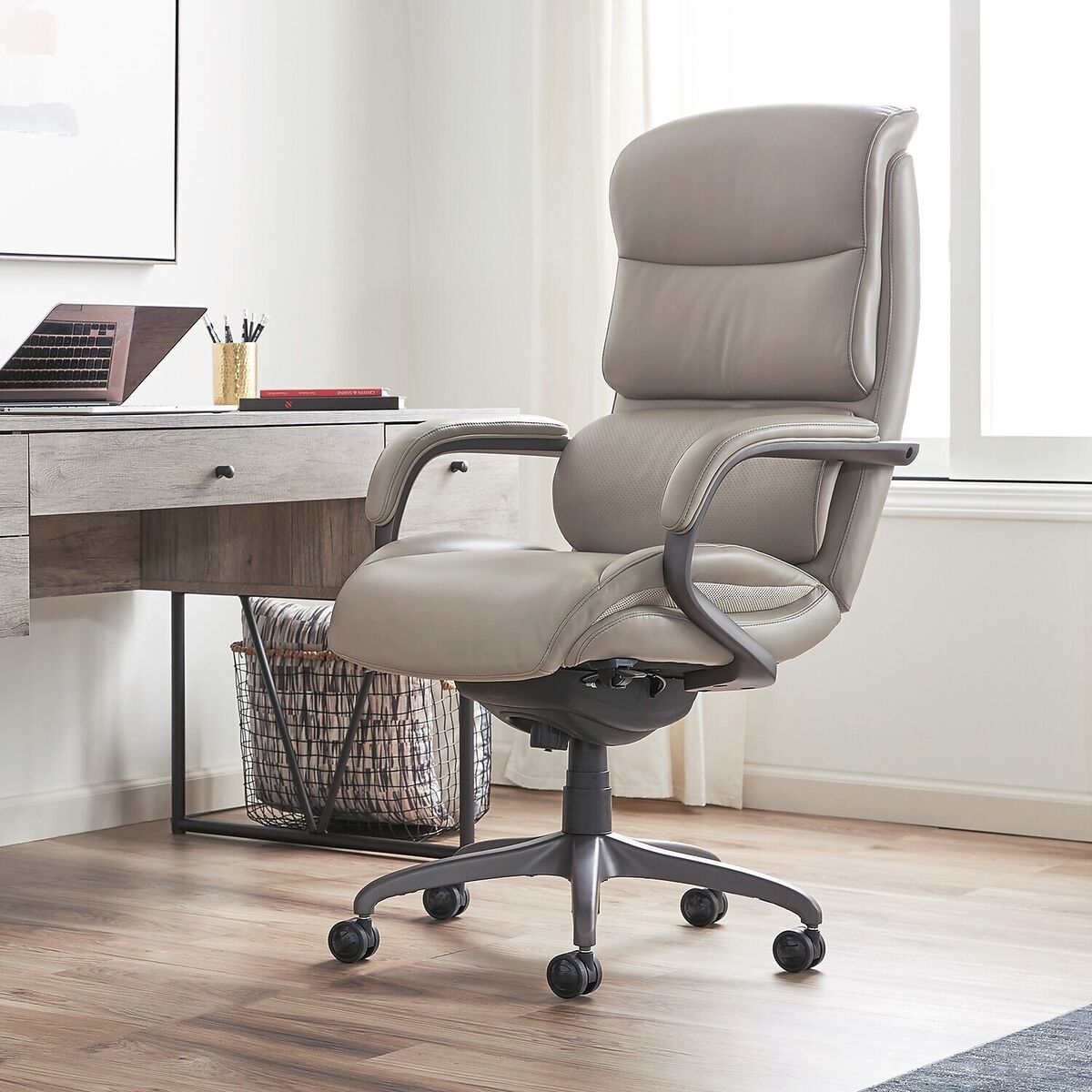La-Z-Boy Aberdeen Bonded Leather Executive Chair Beige La-Z-Boy Aberdeen Bonded Leather Executive Chair Beige