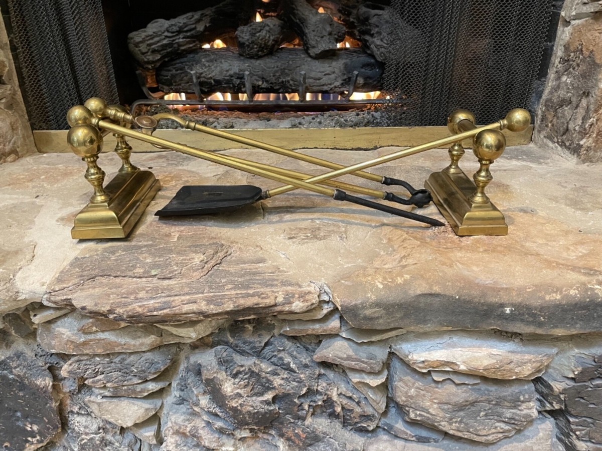 ANTIQUE VINTAGE 5 PIECE VICTORIAN BRASS FIREDOGS & FIREPLACE TOOLS