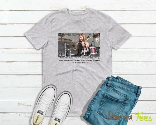 R.I.P. TAYLOR HAWKINS DRUMMER * FOO FIGHTERS * Tribute * T-shirt Unisex - Picture 2 of 9