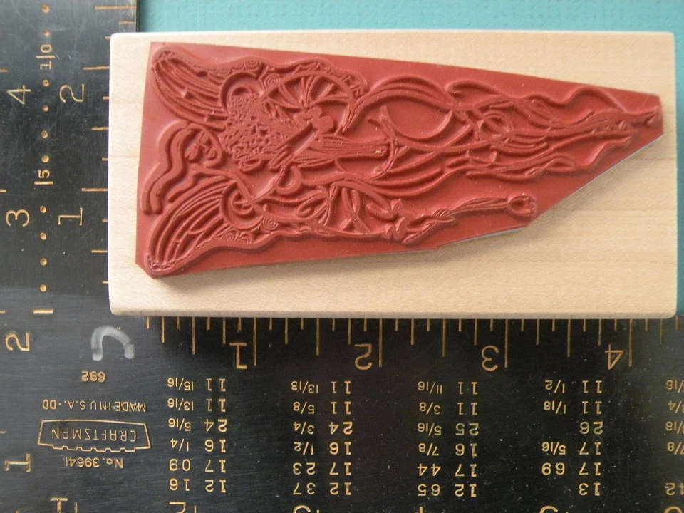 Крылатая Женщина с Букетом 'Emerganca' ACEY DEUCY Резиновый Штамп Lynne Perrella - Изображение 2 из 2