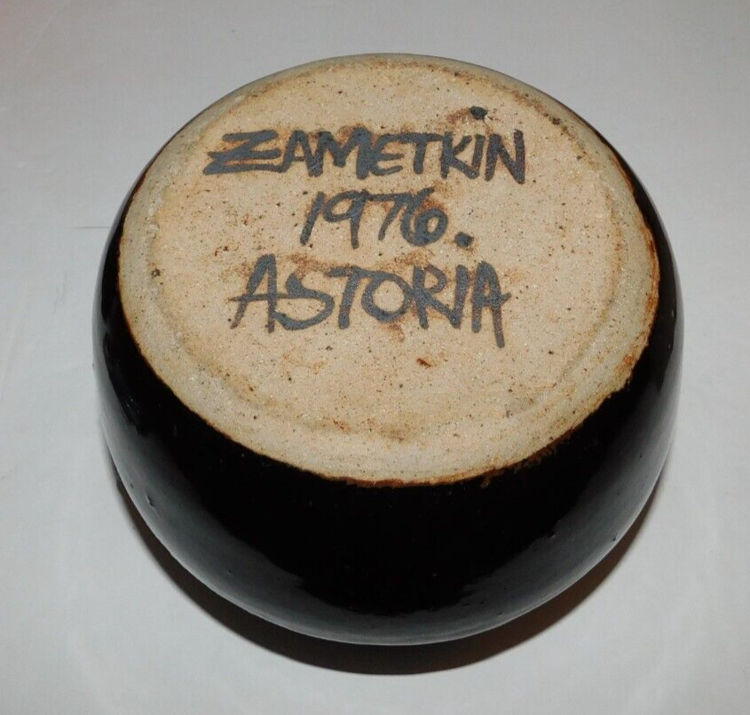 NEAT ZAMETKIN 1976 ASTORIA POTTERY POT WITH LID AND HEART DESIGN