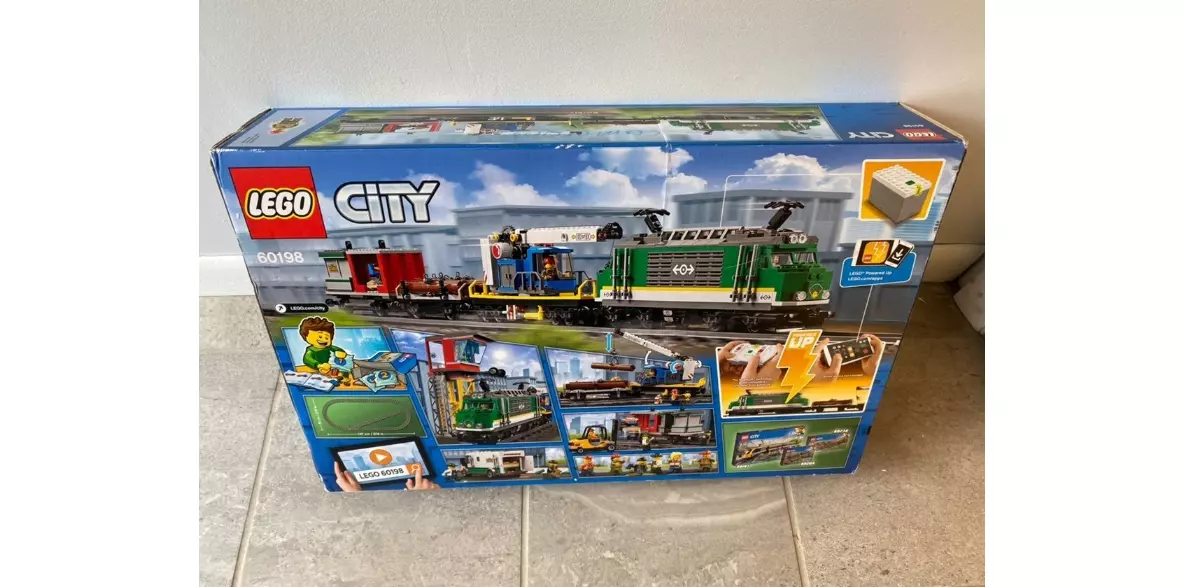 ② Lego train 60198 le transport de la voiture-grue et du tronc