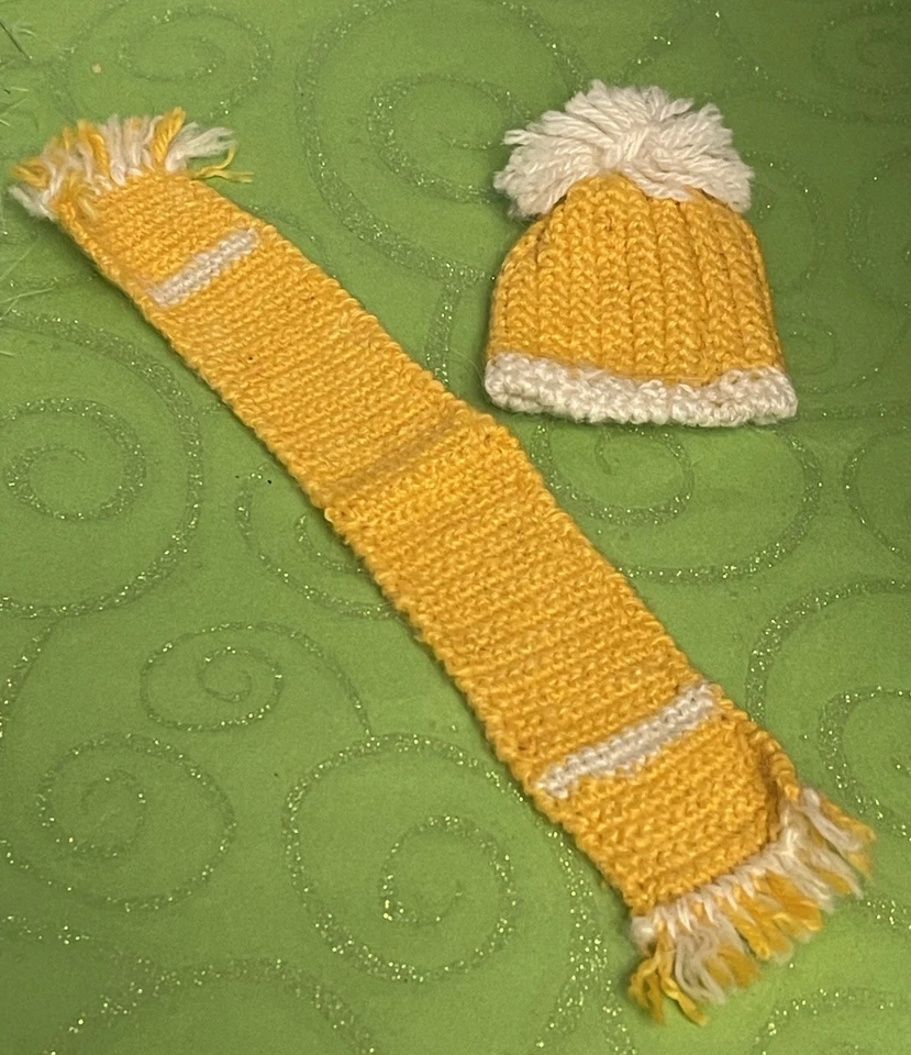 Acessórios para bonecas Barbie: chapéu e cachecol fofos de crochê amarelo e branco combinando - Imagem 4 de 4