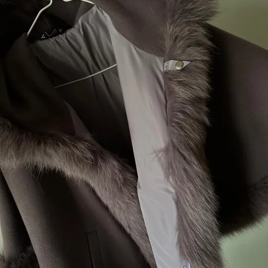 Abrigo con capucha púrpura oscuro con ribete de piel de zorro genuino 2 bolsillos longitud 50 cm Foto 4 de 4