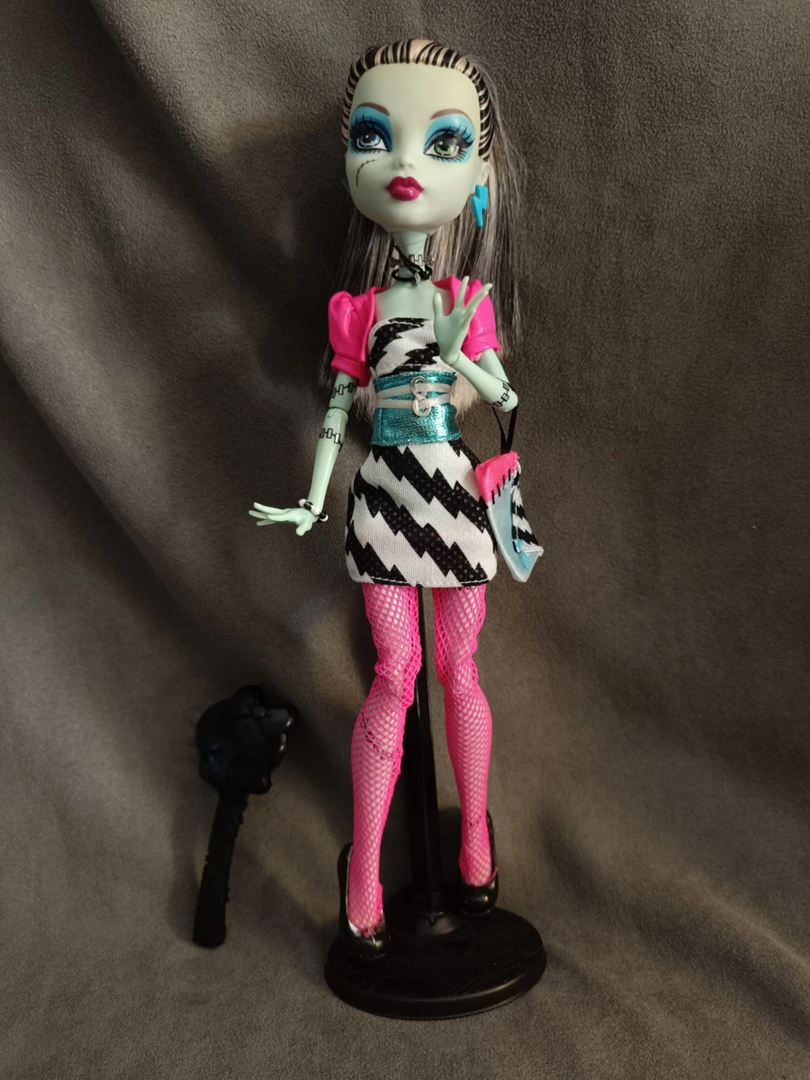 MONSTER HIGH G1 - Muñeca FRANKIE STEIN serie "DAWN OF THE DANCE" con stand/peine