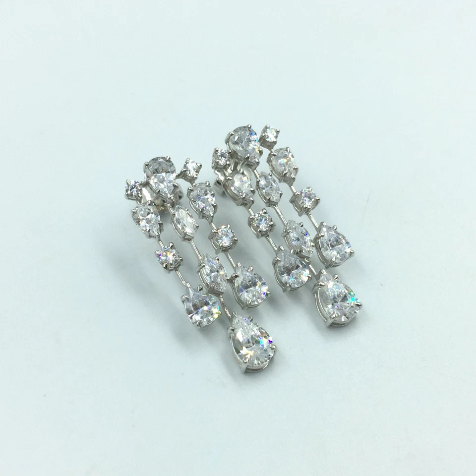 Pendientes colgantes colgantes de lujo de zafiro brillante simulado blanco en plata 935 para mujer Foto 2 de 4