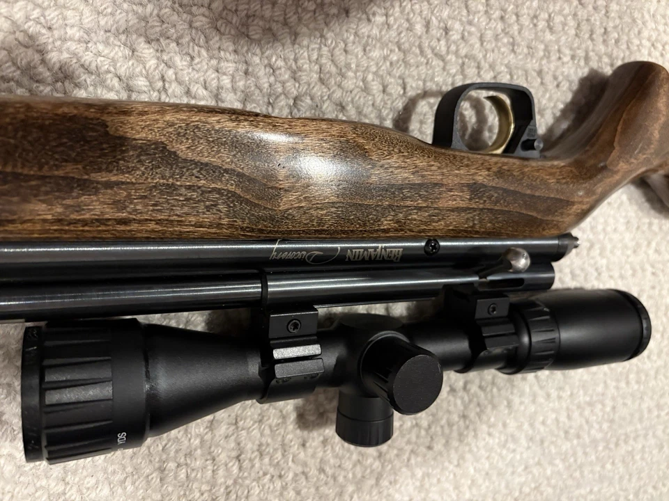 Rifle de aire comprimido Benjamin Discovery .22 PCP con bomba, mira telescópica y pellets Foto 3 de 4