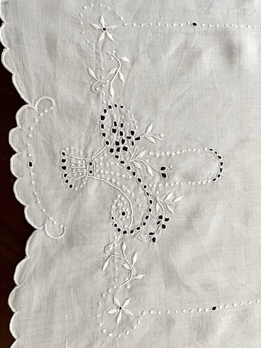 Pristine Vtg White Linen Embroidered Dresser Scarf/Runner 35x17.5 Flower Basket - Picture 3 of 7