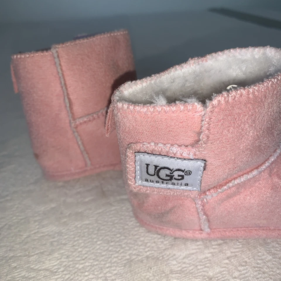 Botas forradas de lana de cordero UGG rosa 6/12 m (2/3C) usadas Foto 4 de 4