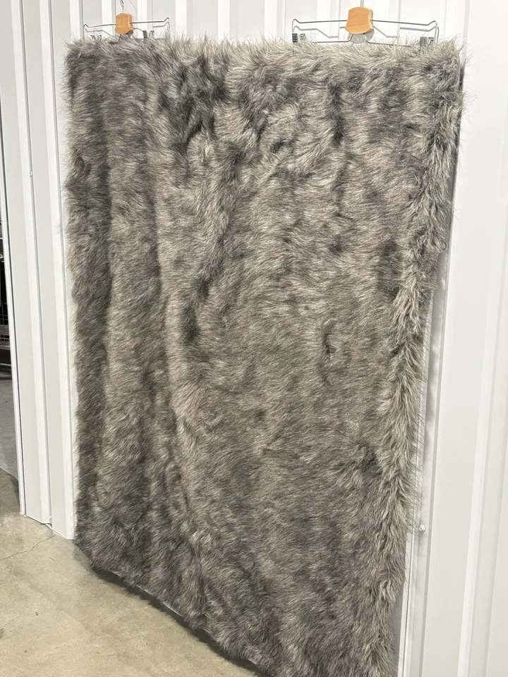 Manta de lujo de piel sintética Luxe Habitat gris en excelente estado 50x60 Foto 4 de 4