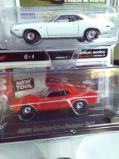 COMBO PAIR AUTO WORLD 1:64 DIECAST '70 DODGE HEMI CHALLENGER R/T, WHITE 440 6-PK