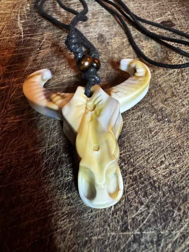 Collar colgante calavera búfalo con diseño de cuernos Foto 4 de 4