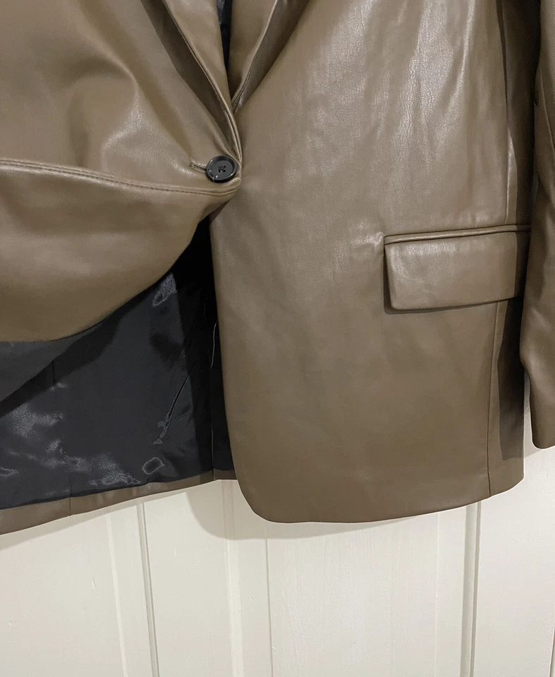 CHAQUETA BLAZER ZARA MARRÓN IMITACIÓN CUERO CON HOMBRERAS, BOLSILLOS TALLA S NUEVA CON ETIQUETAS Foto 3 de 4