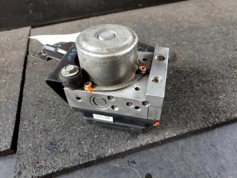 Conjunto de módulo de freno antibloqueo bomba ABS Nissan Rogue 2008-2009 OEM Foto 4 de 4