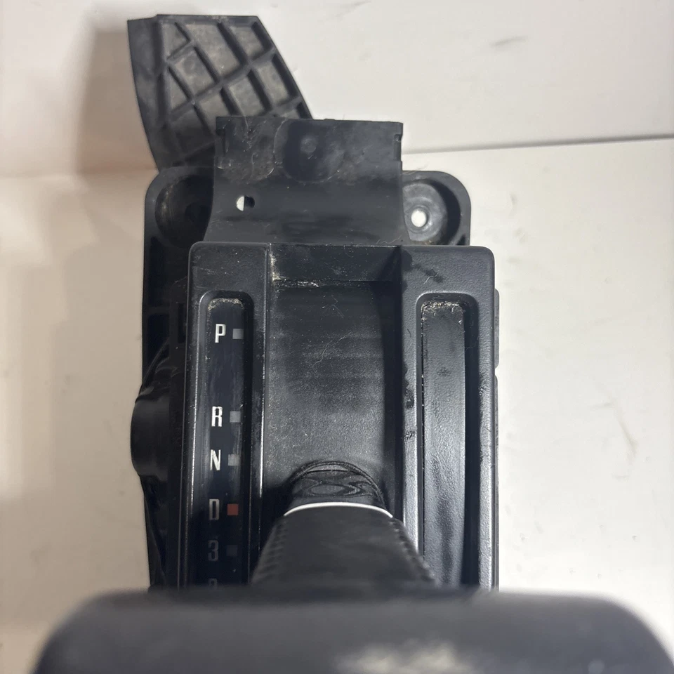 2012 FORD MUSTANG AUTOMATIC TRANSMISSION GEAR FLOOR SHIFTER OEM BR3P7K004BK   - Imagem 3 de 4