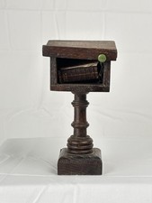 Santa Biblia en miniatura, encadenada a un atril en miniatura