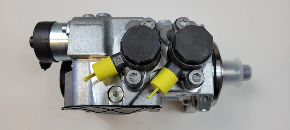 Detroit Diesel OEM Fuel Pump High Pressure Injection Pump A4720902150 - Image 3 of 4