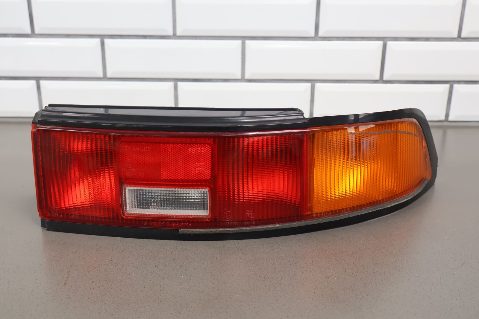 Aston Martin Vantage 2002 Right Tail light