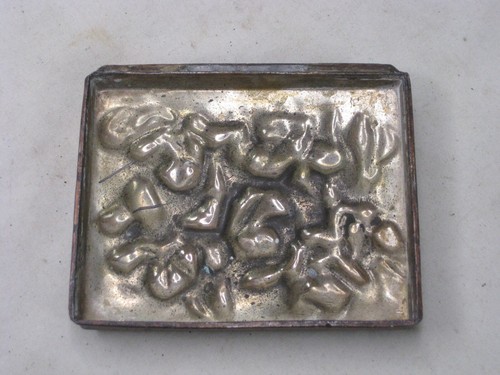 ancien couvercle métal pièce repoussé 3" x 2,5" fleur iris couverture détaillée uniquement - Photo 5/7
