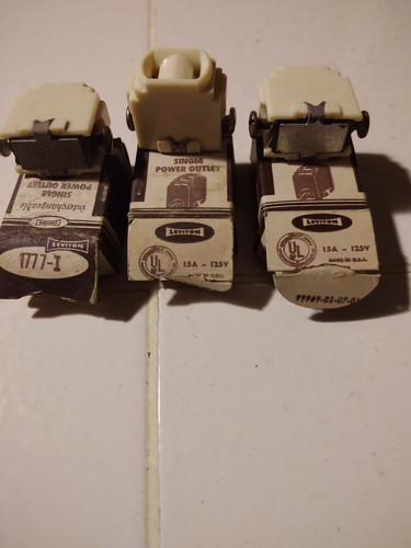 Lotto di (3) Piastra di Montaggio Coperchio Leviton Presa Singola 1777-I 15 AMP 125 V - Foto 3 di 5