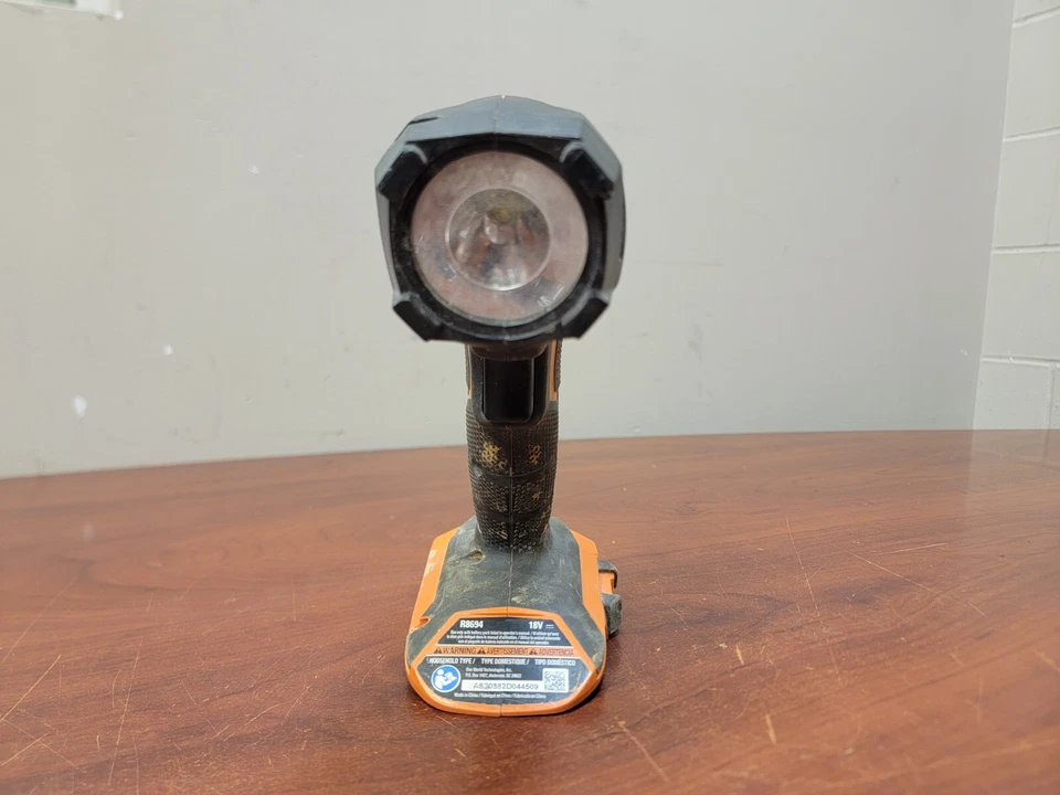 Antorcha inalámbrica RIDGID luz agarre hexagonal cabezal giratorio 330 lúmenes 18 voltios  Foto 4 de 4