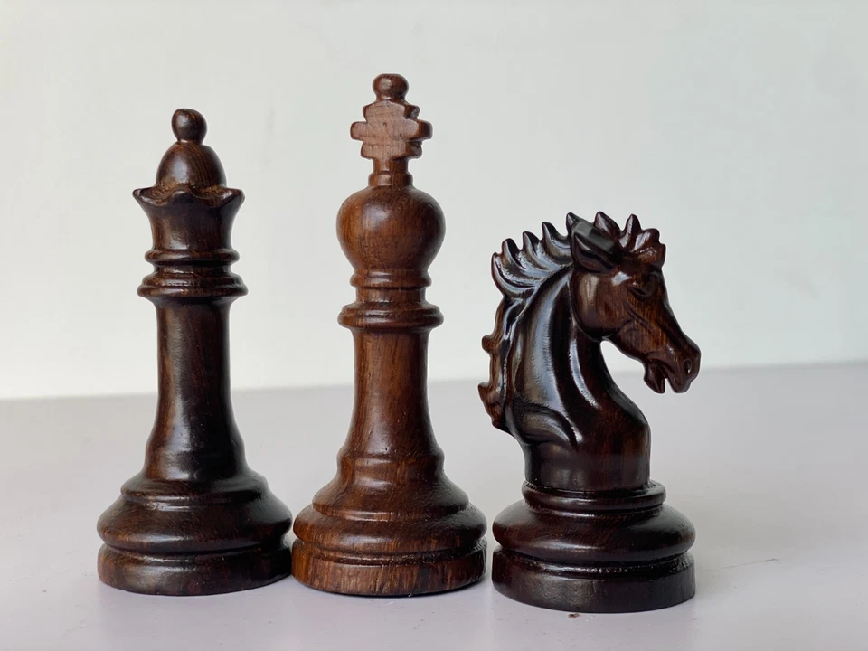 Juego de ajedrez de madera solamente - 34 piezas de ajedrez ponderadas talladas a mano, madera natural y negra Foto 2 de 4