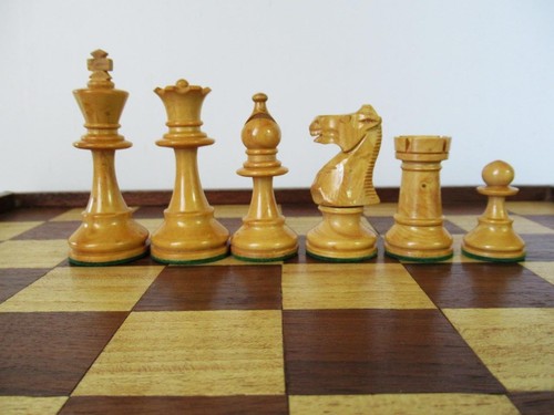 VINTAGE LIBRARY CHESS SET STAUNTON PATTERN K 77mm + BOX AND JAQUES STYLE BOARD - Picture 4 of 19