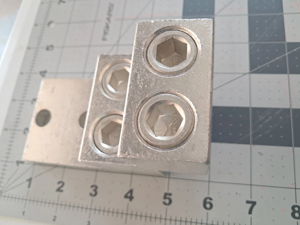 NEW ABB ILSCO PB4-600 4-Port Grounding Lug 600kcmil-2 AL/CU Panelboard Lug - Image 4 of 4