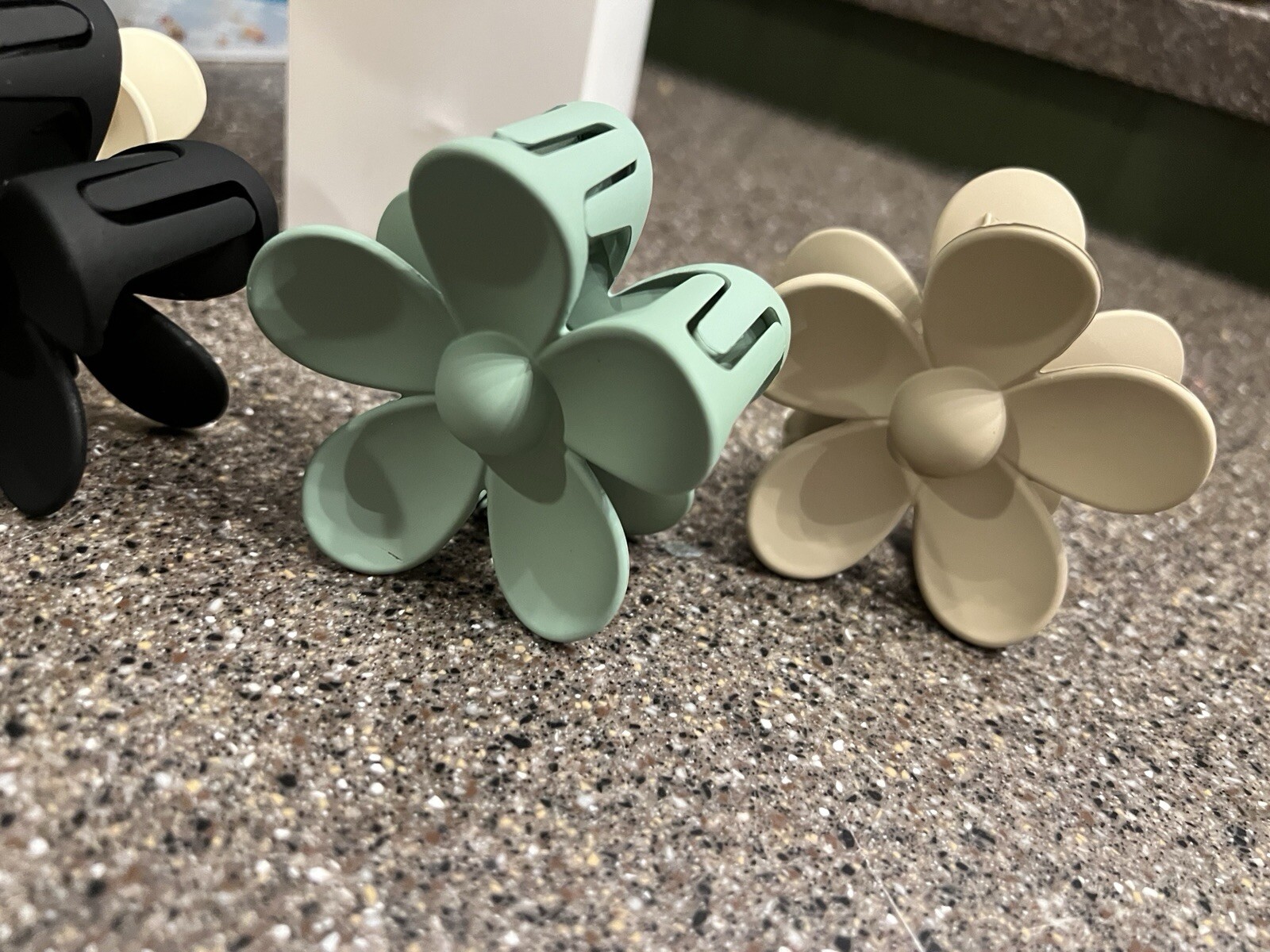 Vivinin Large 4pc Sets Flower Hair Clip Cream & Blk,Tan & Green New In Box 3”