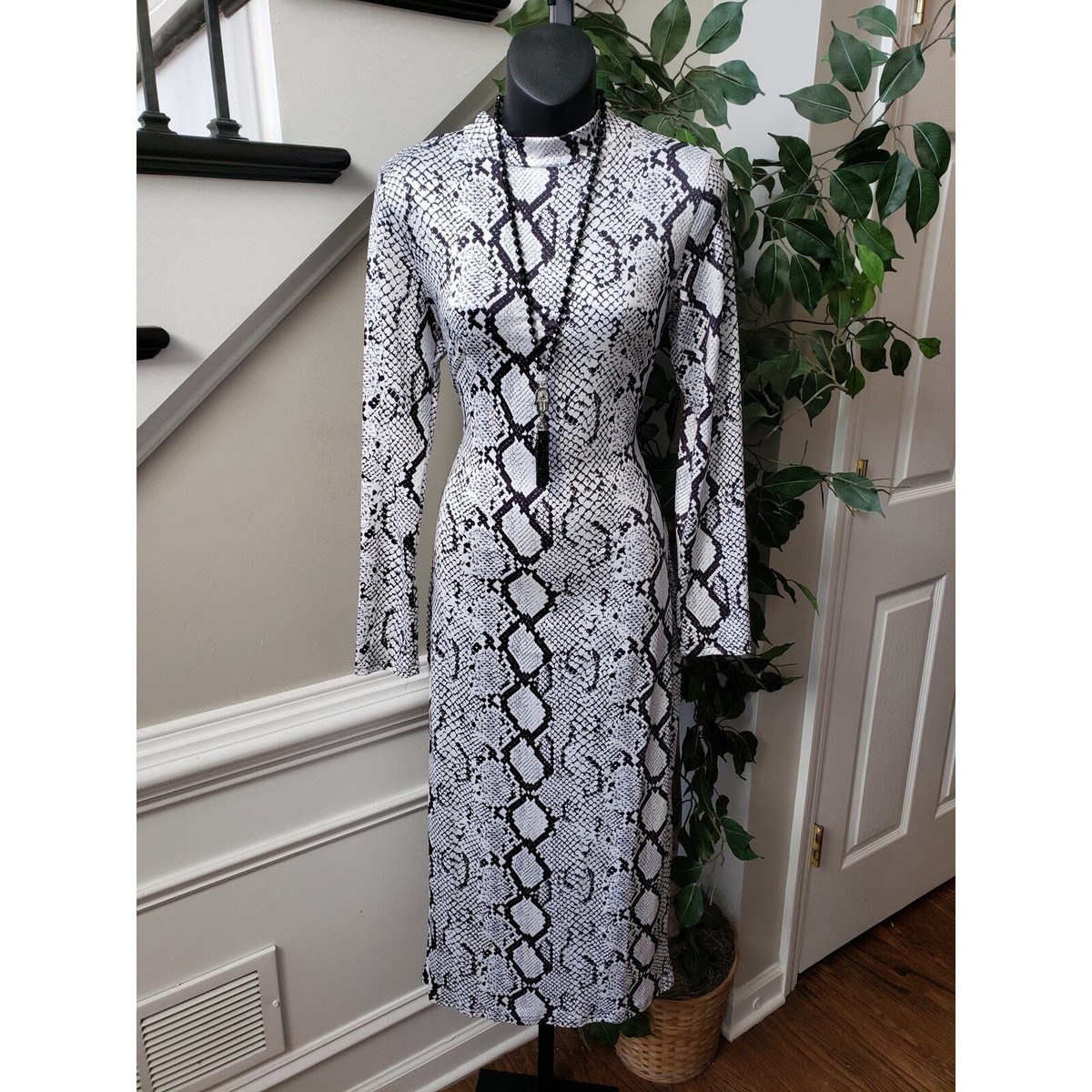 Women's Long Maxi Dress M White Black Snake Print Long Sleeve Mock