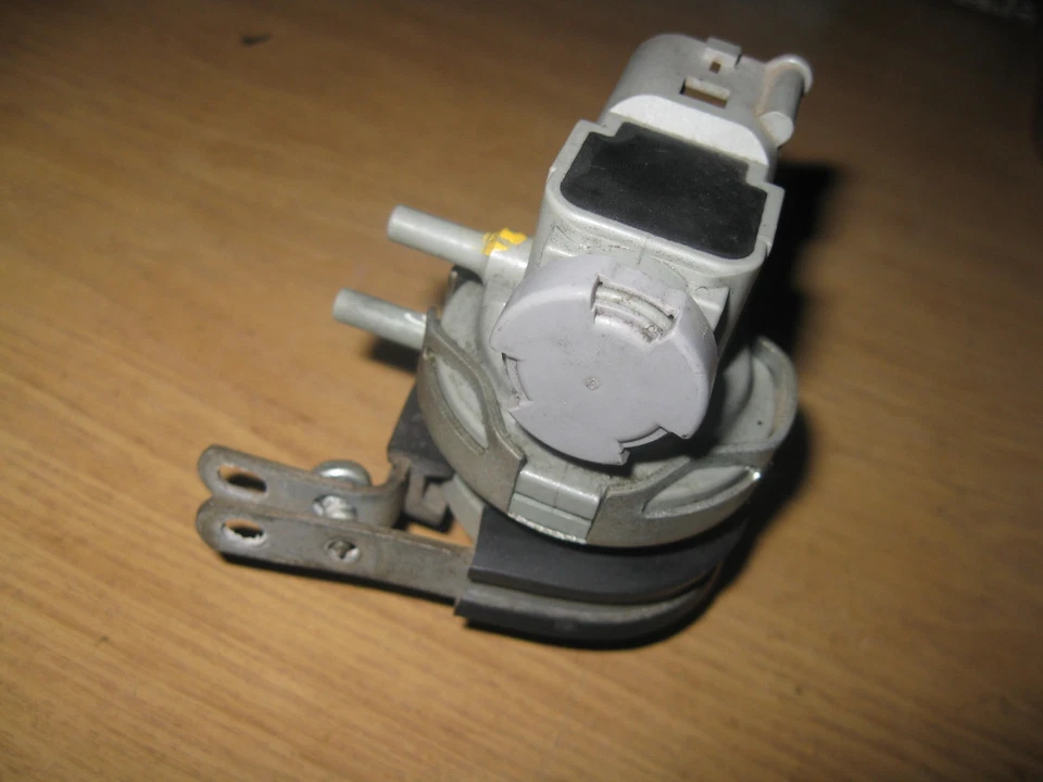 VOLVO 3531138 3517959 EGR Solenoid Controller Switchover Valve 1993-97 240 *USED Foto 4 de 4