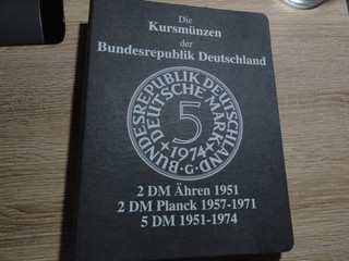 Sammelalbum der Kursmünzen der BRD 2 DM und 5 DM