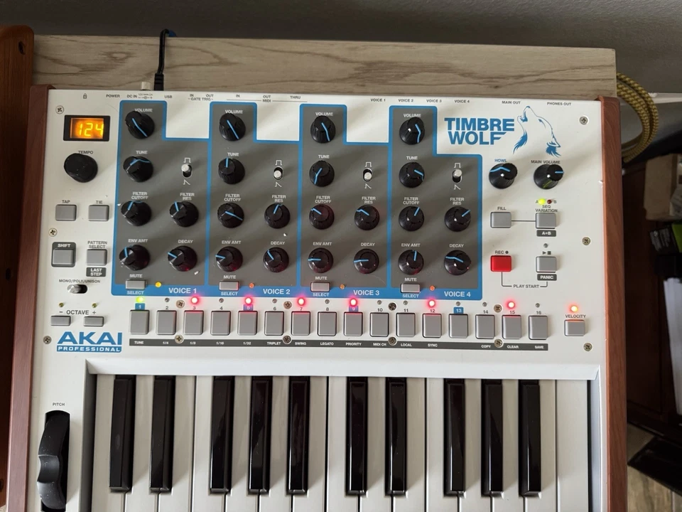 AKAI TIMBRE WOLF 4 Voces Sintetizador Analógico Foto 2 de 4