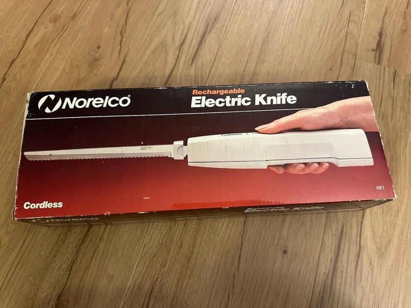 VINTAGE NORELCO CORDLESS RECHARGEABLE ELECTRIC KNIFE WITH WALL MOUNT NEW