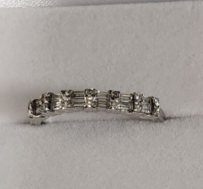 18kt Weißgold Diamant Jubiläumsring.