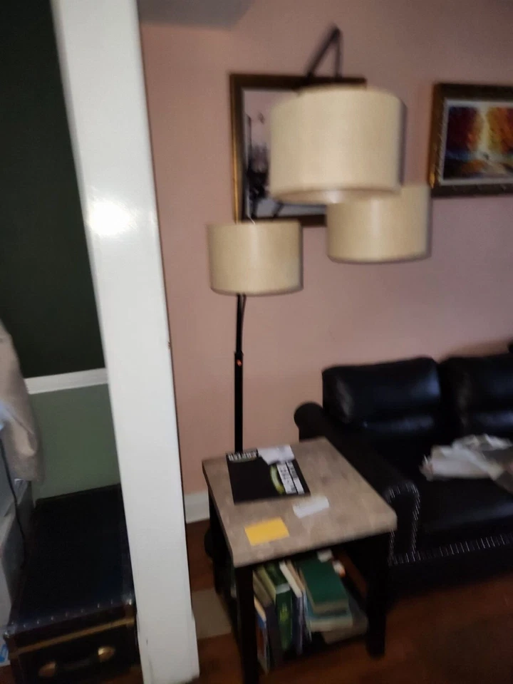 Lámpara de pie Adesso Trinity Arc acabado bronce antiguo, tonos arpillera beige Foto 3 de 4