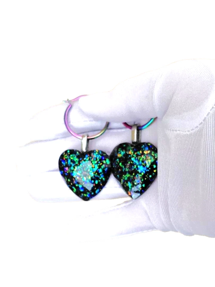 Pendientes de ópalo 29 mm resina de pavo real corazones de ópalo en aros arco iris de acero inoxidable Foto 2 de 4