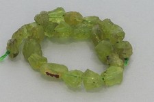0.4 lfm (32,62 € */ 1 lfm) Peridot roh Edelstein Strang Nugget Form – ca. 7-9 mm