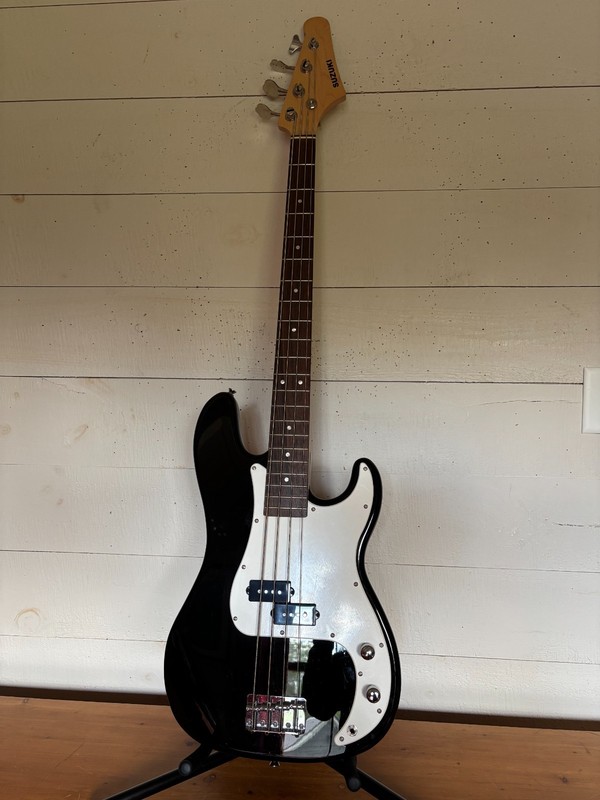 Suzuki BK10 Black Bass Guitar in as-new condition