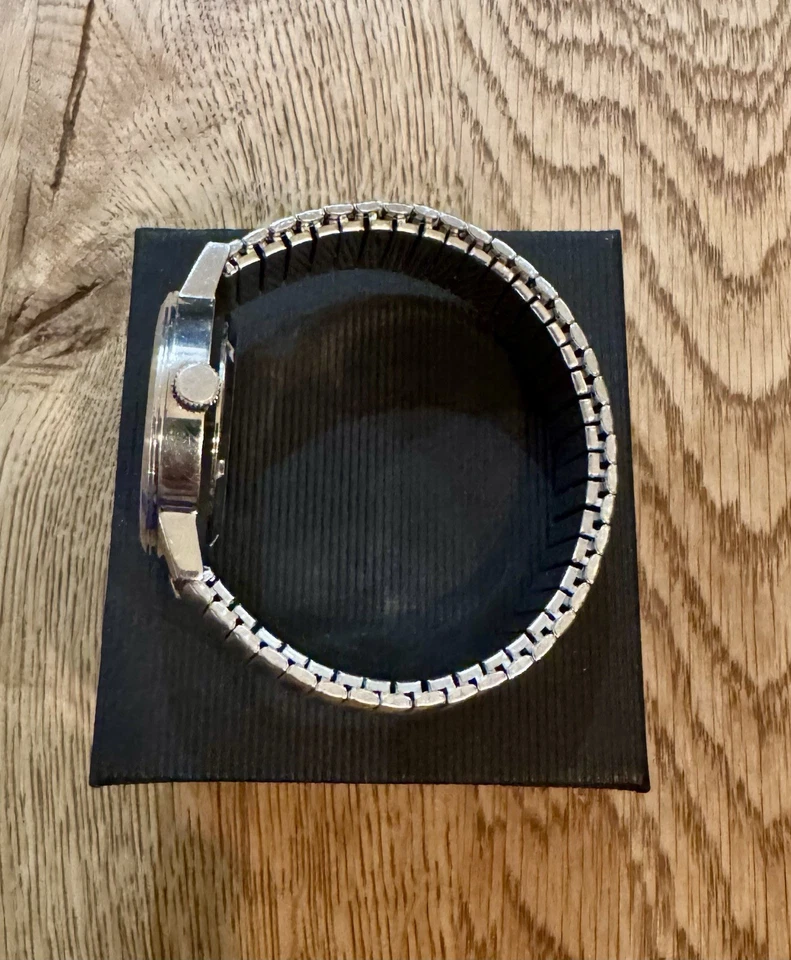 Reloj Mercedes Benz CLK Impermeable, Cinético, Acero Inoxidable Foto 3 de 4