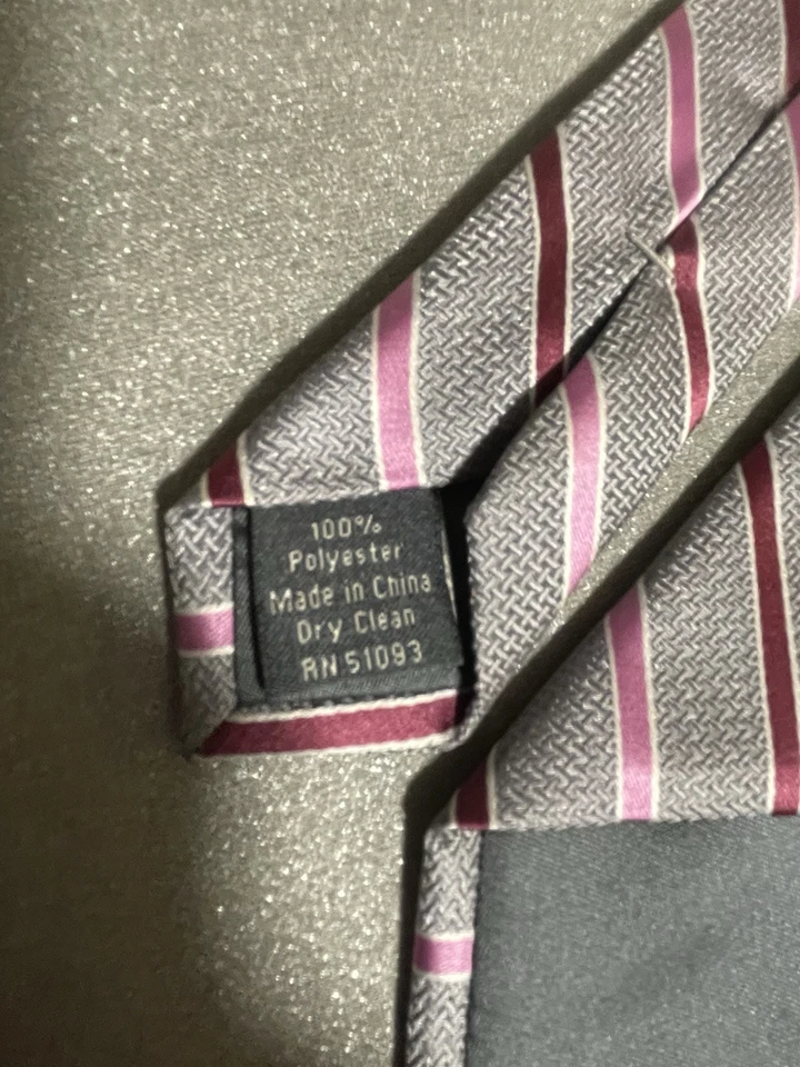 Corbata de poliéster Madison rayas rosas rojas y grises Foto 3 de 3