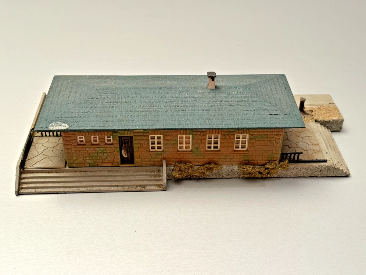 Modellbahn H0 - Faller Vintage Häuser, Bahnhof, Milchbar 10 Teile gebaut o.OVP