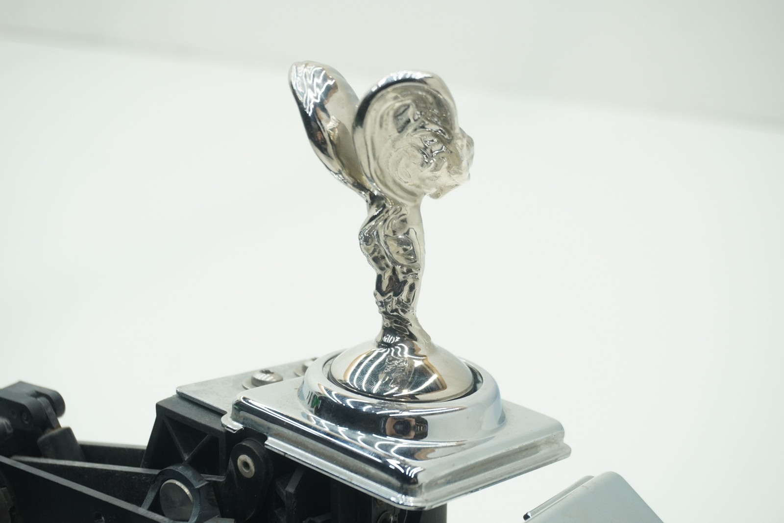 Spirit Of Ecstacy Retractable Ornament OEM 5113728541 Rolls Royce Phantom Vii 06