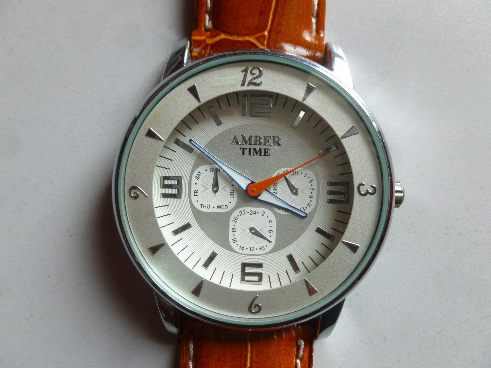 Montre Amber Time avec son grand boîtier et bracelet cuir camel effet croco
