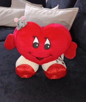 Stofftier Herz m. Gesicht und kl. Maus stehend. Schriftzug ''I Love you'' Fuß.