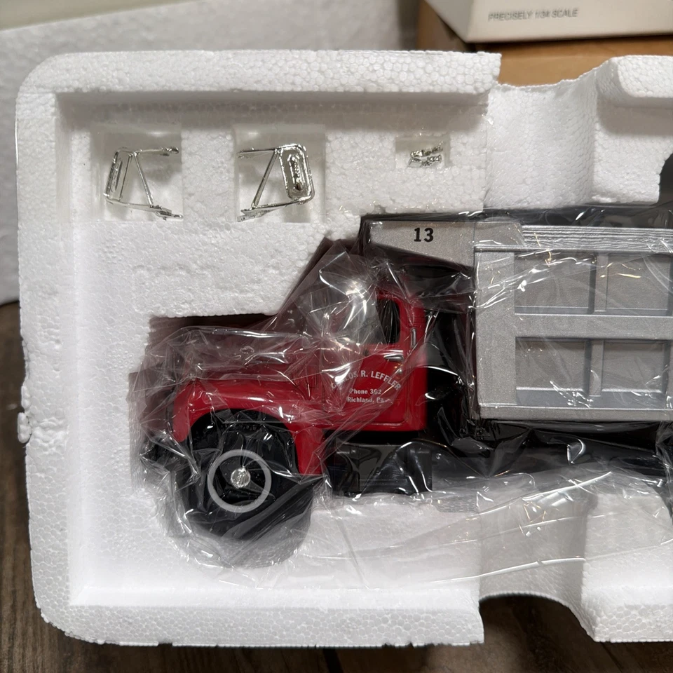 FIRST GEAR MACK DUMP TRUCK 18-1899 1960 MODEL B-61 NEW GEM WITH SHIPPER 1996 - Image 2 of 4