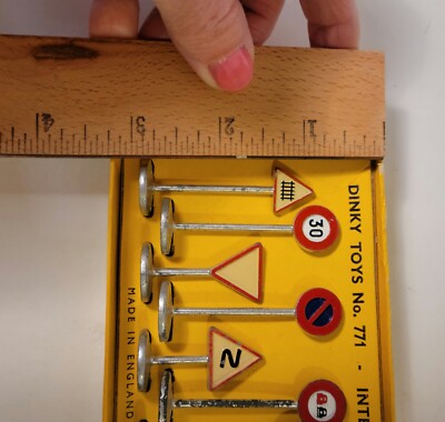 International Road Signs Dinky Toys No. 771 1:43 Scale Models in