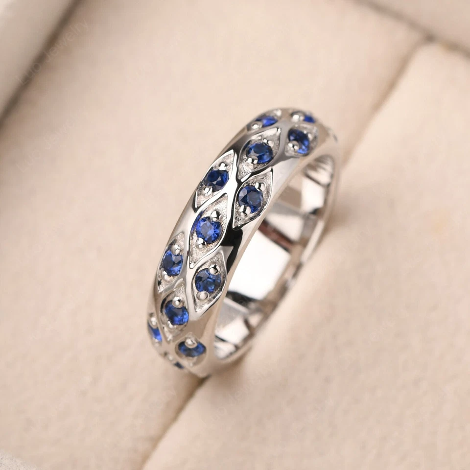 Anillo banda eternidad completa zafiro simulado corte redondo de 2 quilates enchapado en oro blanco de 14 k Foto 2 de 4